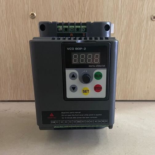 变频器0.75-1.5-2.2-4-5.5-7.5KW11单相220v转三相380V电机调速器