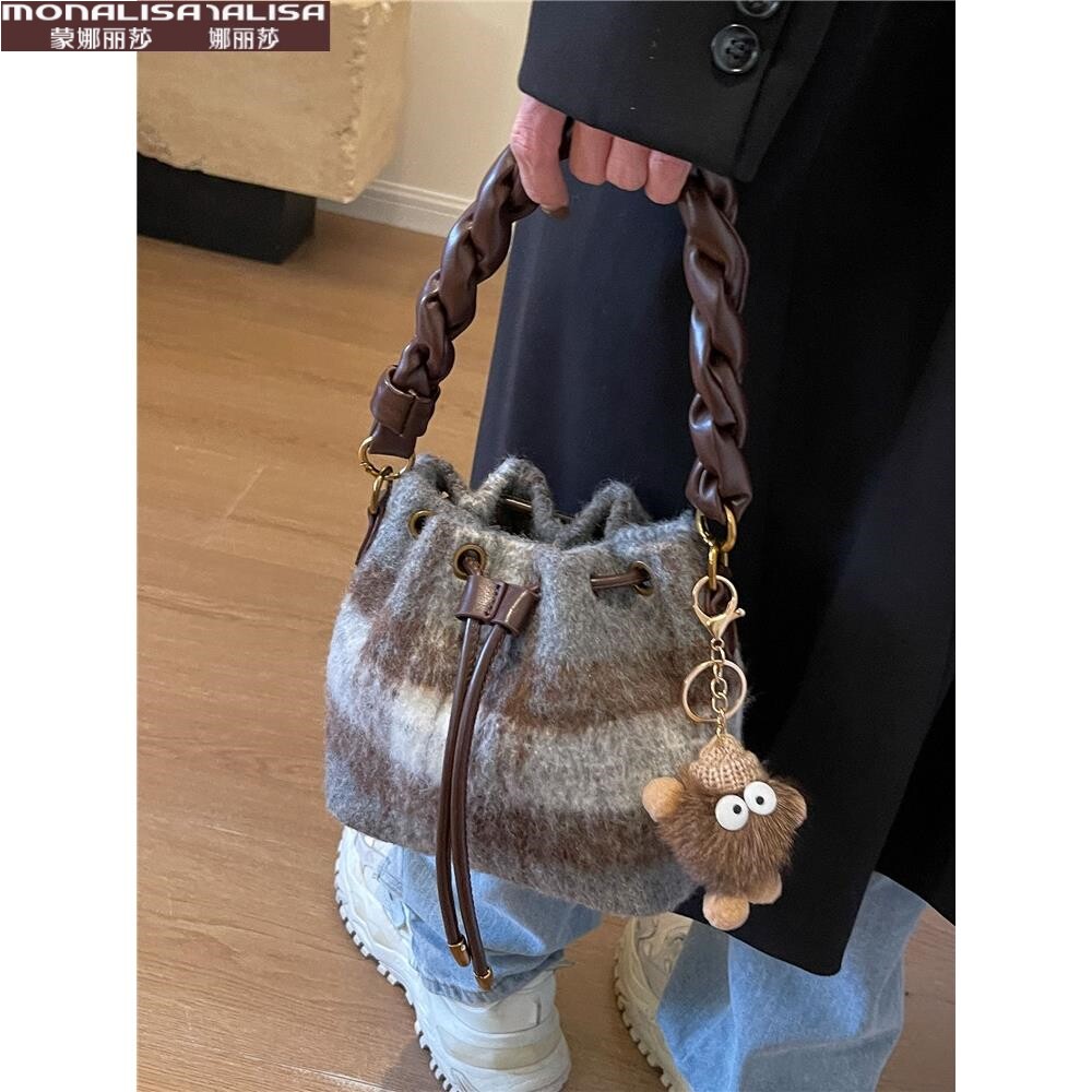 蒙娜丽莎官方正品高级感复古毛呢格子包包女秋冬新款质感手提水桶