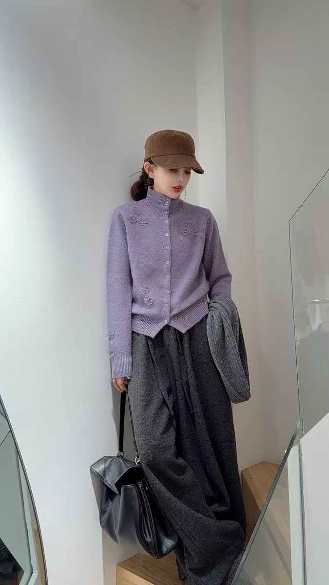 蜜熊绒半高领花朵单排扣开衫毛衣