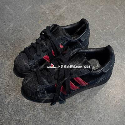 adidas三叶草黑红拼色运动板鞋