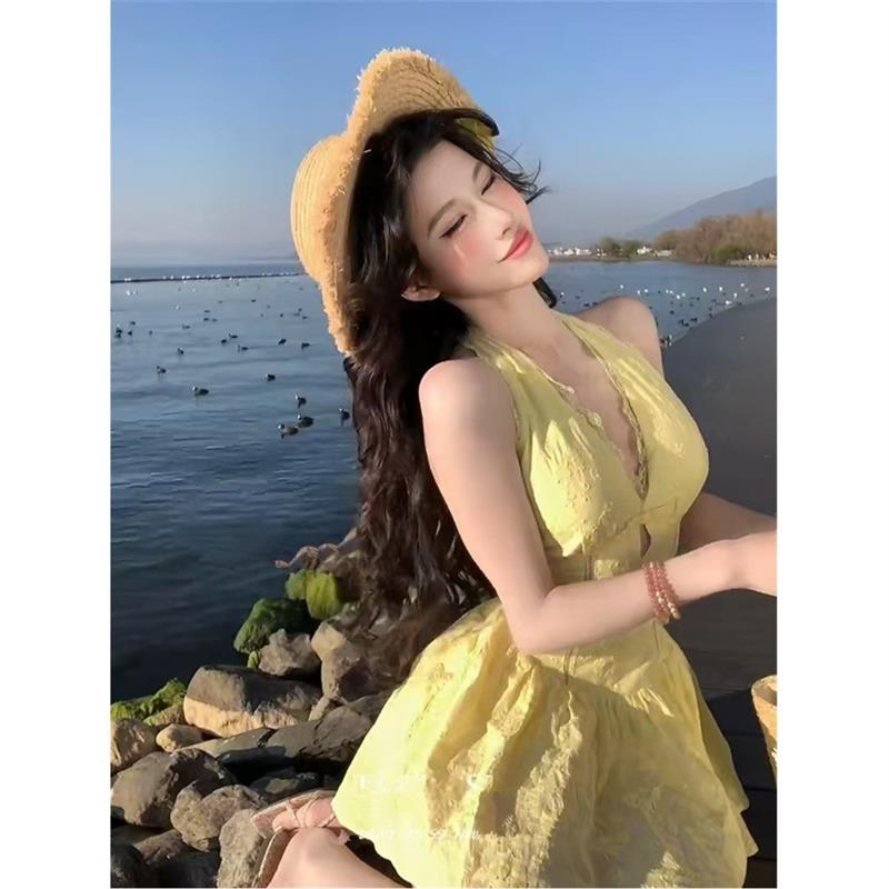 法式纯欲性感挂脖连衣裙女2025年春季新款V领镂空短裙收腰袖子女