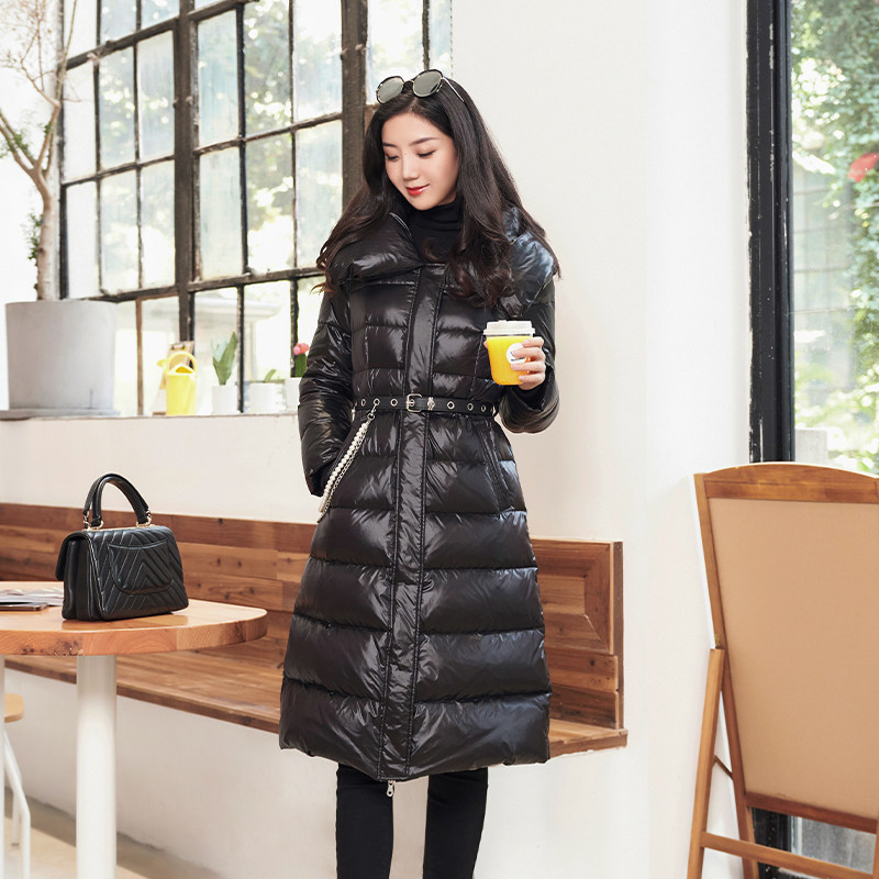 诗梦女装羽绒服冬季黑色收腰翻领长款修身亮面腰带白鸭绒加厚外套