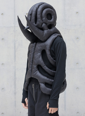 CHRYSOMALLON小众设计师前卫未来主义异形长牙猛犸外星人头盔帽