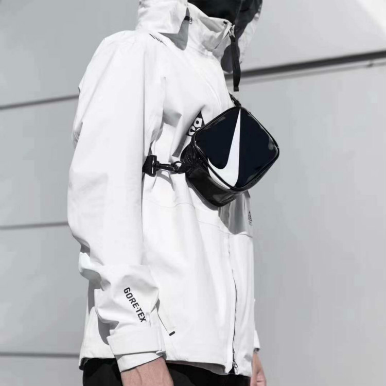 2019新款Swoosh亮面漆皮斜挎钩子包小方包扣子机能男女单肩蹦迪包