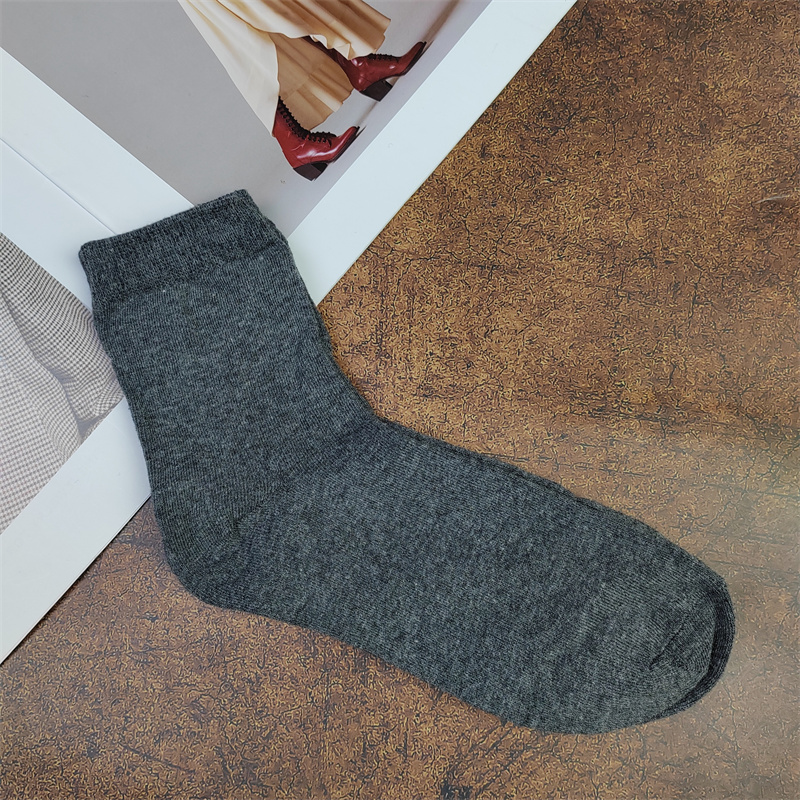 性价比高简约中筒纯色百搭袜子