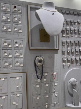 真泰熙新款饰品展示架墙面壁柜首饰高档橱窗珠宝展示道具设计定制