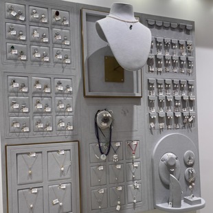 真泰熙新款饰品展示架墙面壁柜首饰高档橱窗珠宝展示道具设计定制