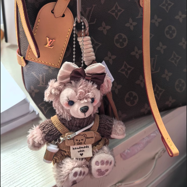 LV&GEDETE 达菲小熊包包挂件钥匙链毛绒玩偶汽车钥匙扣挂饰雪莉玫