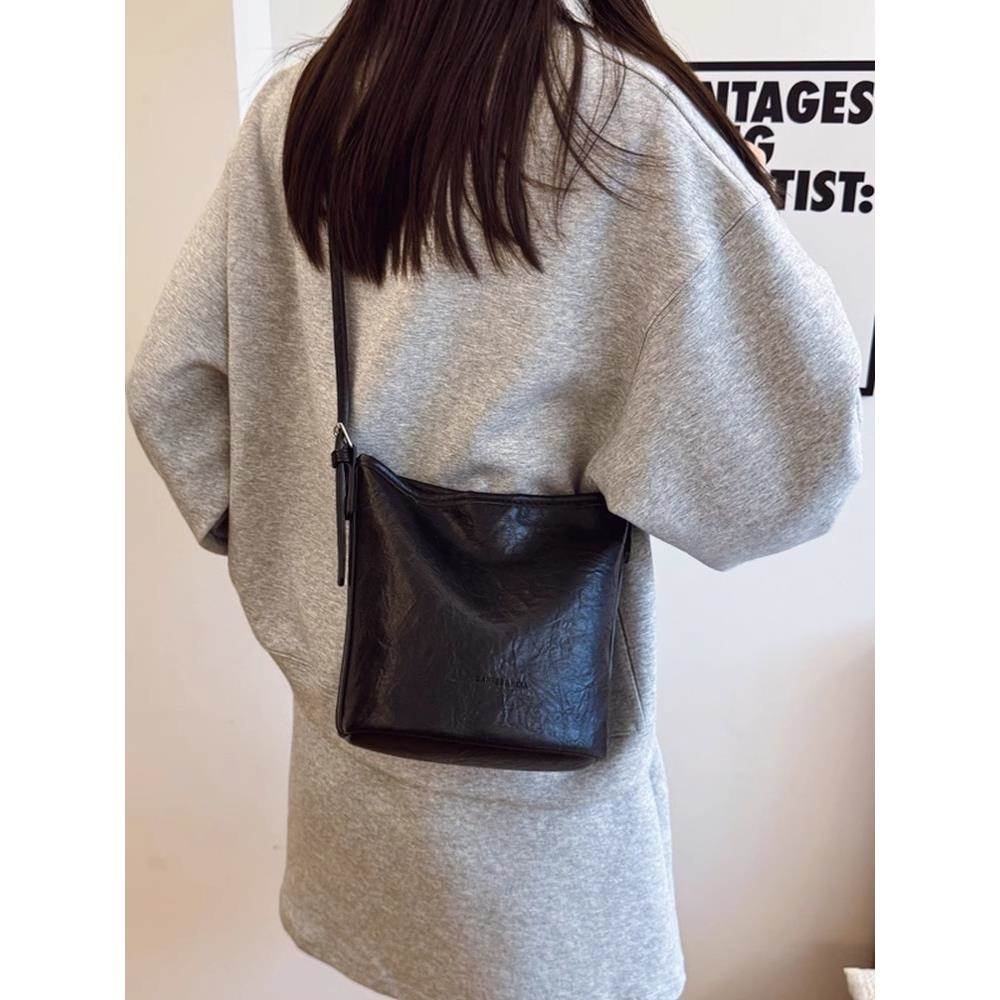 法国【设计师】SZ流行女式百搭2025新款覆古单肩斜挎包休闲水桶包