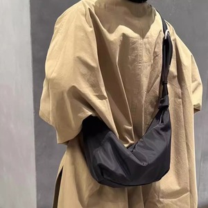 日系复古百搭饺子包斜挎牛角包单肩包轻便运动休闲风