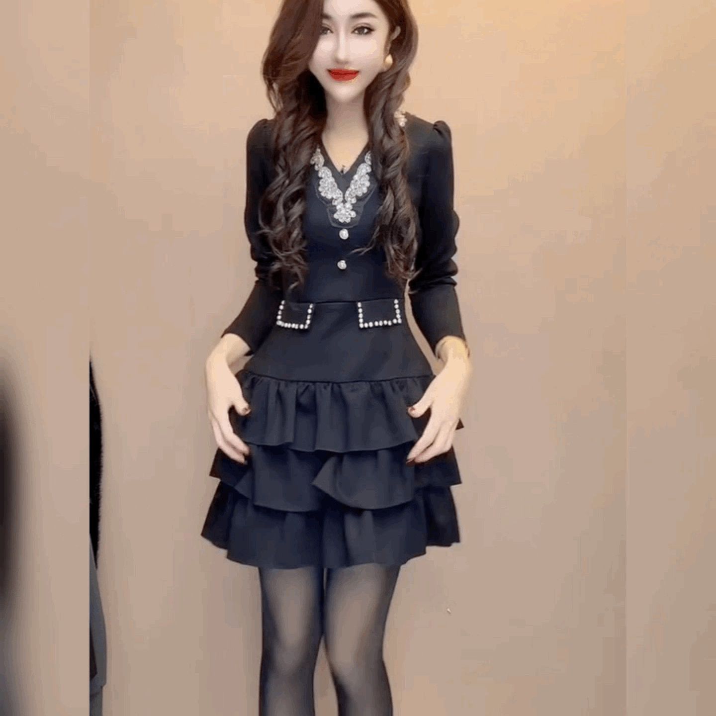 黑色V领钉珠小香风打底连衣裙女