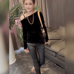 法式黑色金丝绒小心机漏肩打底衫别致上衣潮设计感斜领长袖T恤女