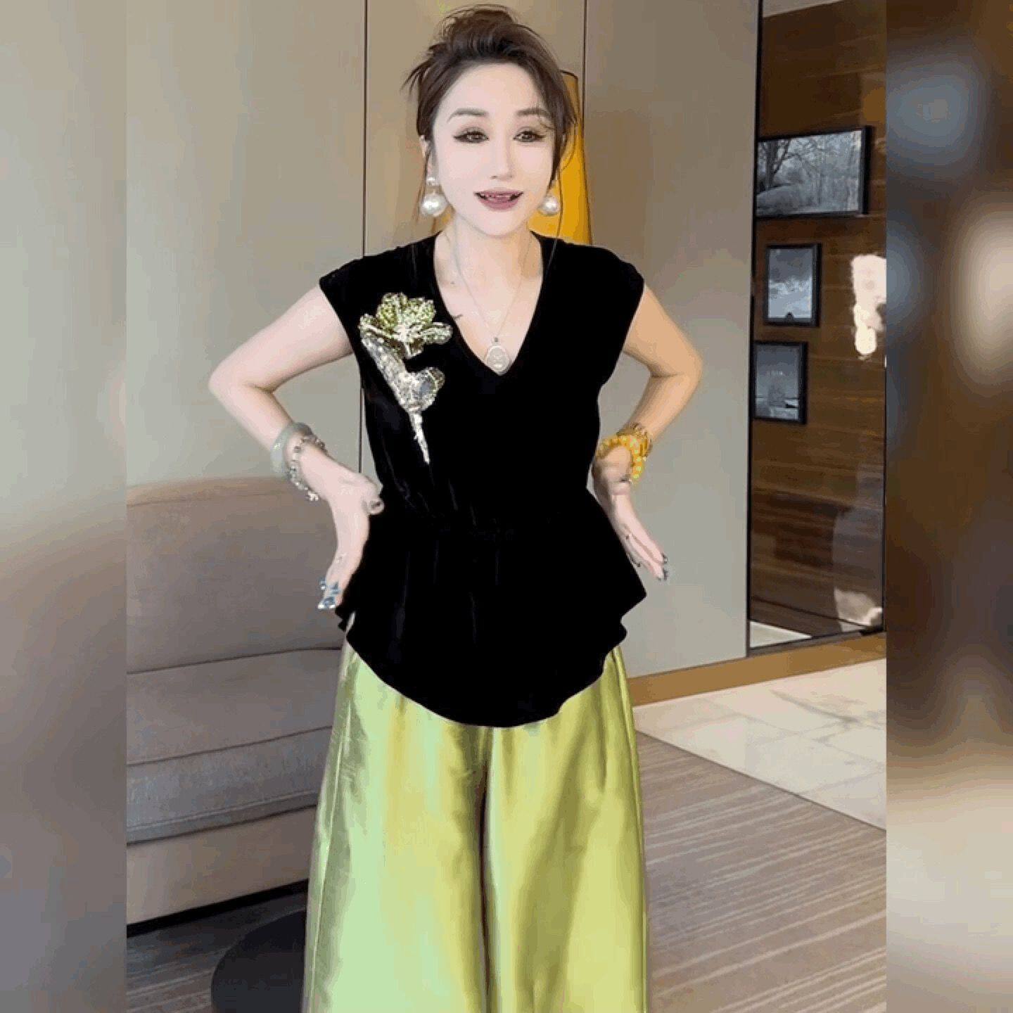 法式轻奢V领无袖丝绒背心女图片