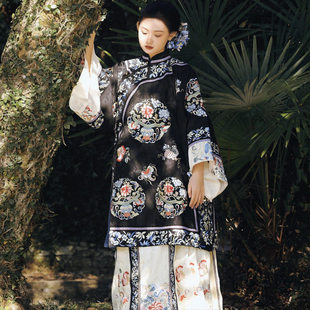 清汉女晋商少奶奶复原立领团花黑色上衣白色马面裙印花两件套晚清