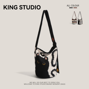 小众原创插画包女2025新款可爱猫咪卡通单肩斜挎包休闲帆布水桶包