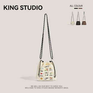 夏天休闲尼龙布刺绣水桶包包女2025新款小众抽绳单肩斜挎包手机包