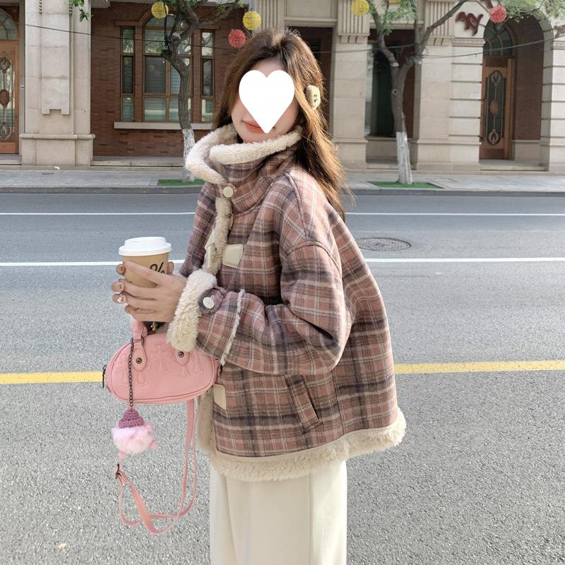 深秋初冬穿搭小香风牛角扣皮毛一体外套女2024冬季新款格子羊羔毛