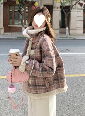 深秋初冬穿搭小香风牛角扣皮毛一体外套女2024冬季新款格子羊羔毛