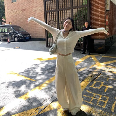 岛知道初秋好看的牛奶高腰好版型杏色弯刀裤梨形裤