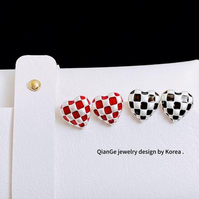超新复古撞色棋盘格心形耳钉女