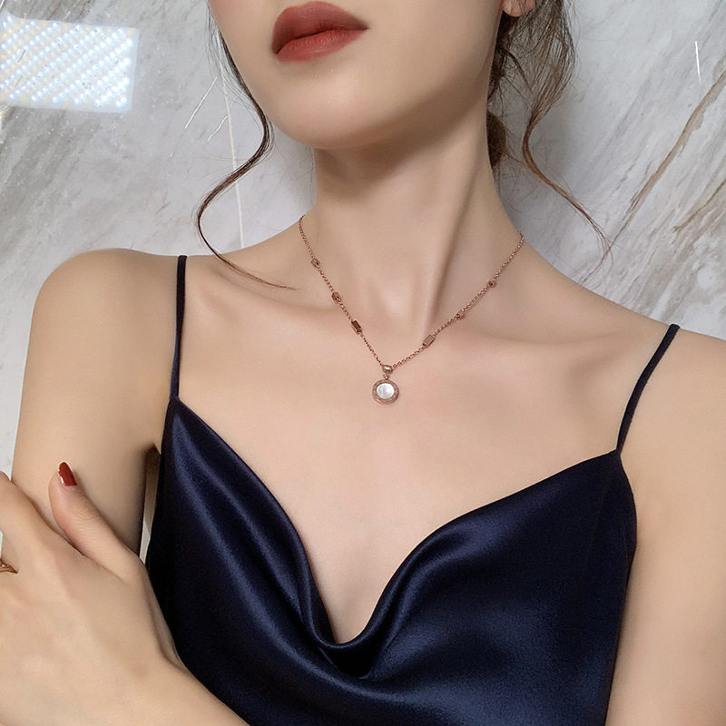 钛钢不褪色项链小众设计感罗马数字圆形吊坠锁骨链女网红脖子饰品