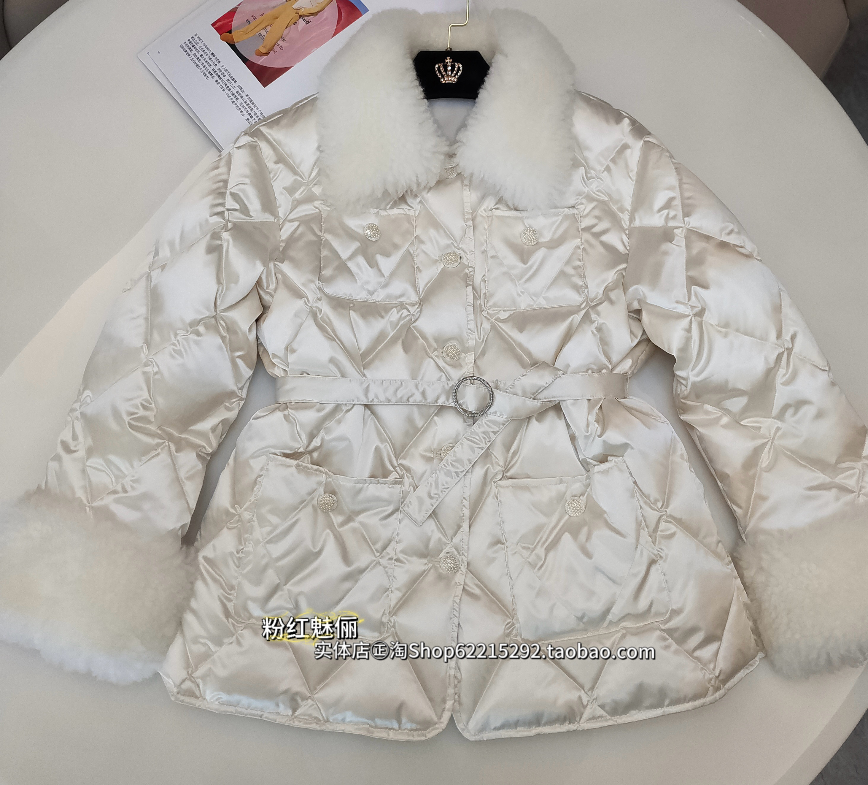欧洲站12月4日实体店㊣2025冬羊羔毛翻领桑蚕丝白鹅绒羽绒服外套