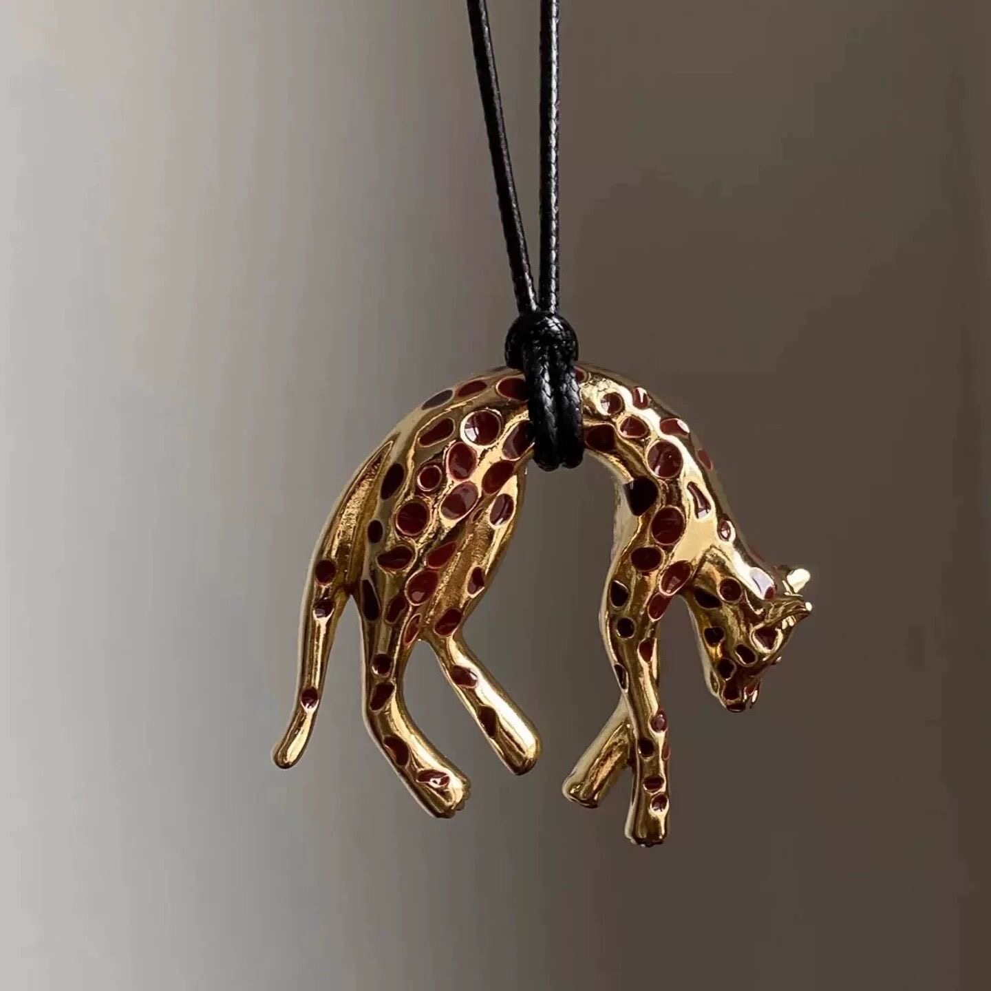 独特野性魅力~黑金钱豹吊坠项链女时髦老钱风长款毛衣链辣妹配饰