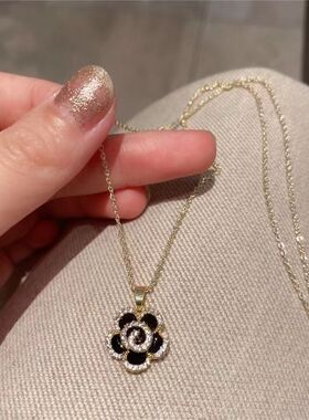 设计感小众黑色山茶花项链女锁骨链2023年新款ins简约气质颈链夏