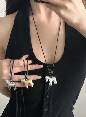 2025新款小马抽拉皮绳吊坠高级感长款项链男女简约个性百搭毛衣链