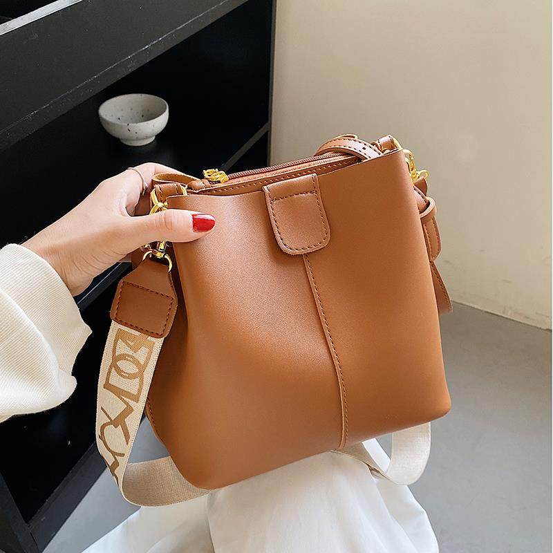 潮牌韩版网红水桶包包女新款百搭宽肩带斜挎包时尚单肩包斜挎包,箱包皮具/热销女包/男包,水桶包,淘宝优惠券,粉丝福利购,淘宝优惠卷