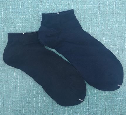 销售男39-42码43-46码黑色深蓝色棉质加氨纶无骨缝短筒袜子