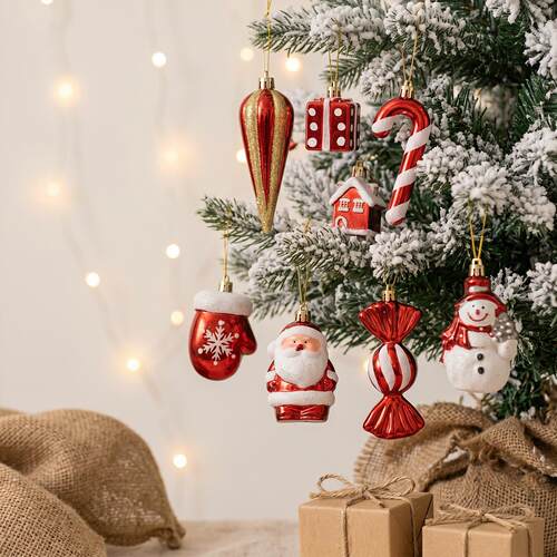 Decorate with a combination of magenta and platinum Santa Cl