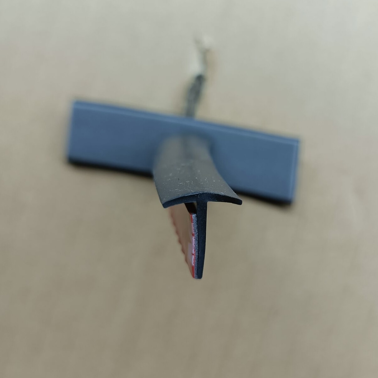 汽车通用大小包围前后唇大灯缝隙填充胶条斜T型自粘压条密封胶条