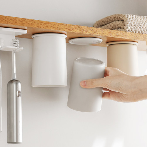 镜柜底磁吸式漱口杯牙刷杯倒挂