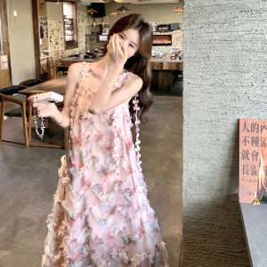 可爱甜妹穿搭粉色吊带连衣裙女春秋超火好看高级独特漂亮长裙套装图片