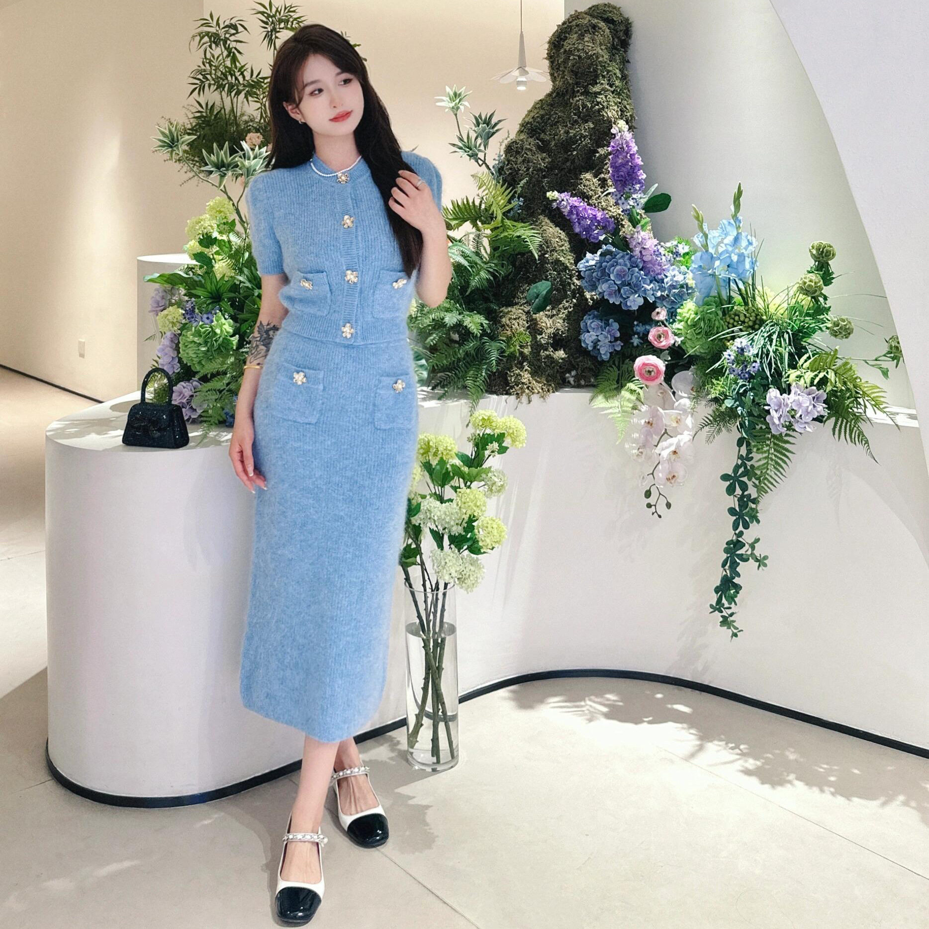 maSande2026春季新款法式名媛圆领花朵扣饰蓝色针织开衫包臀半裙