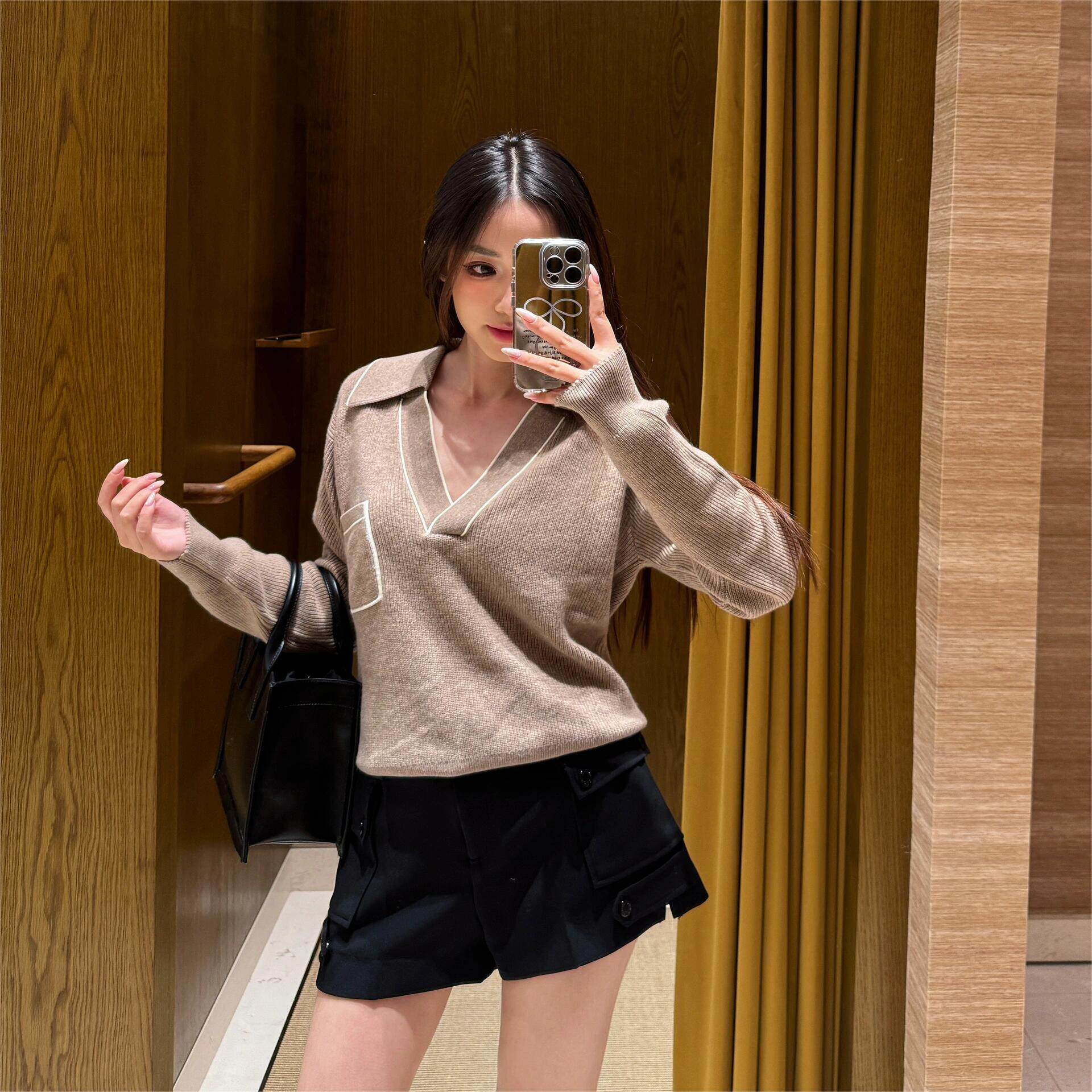 2024秋冬新款女装法式V领白色饰边翻领针织毛衣SFPPU02376