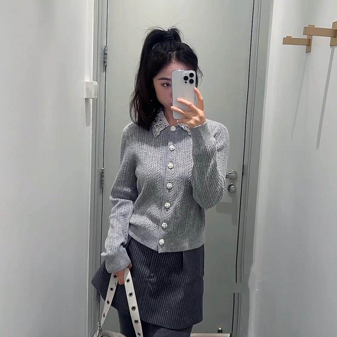 2025春夏 女款重工钉珠Polo领羊毛针织开衫灰色外套MFPCA00564