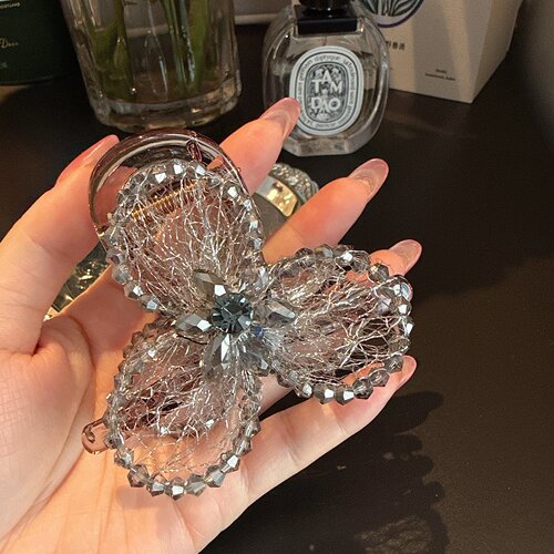 高级感灰色水晶花朵抓夹鲨鱼夹