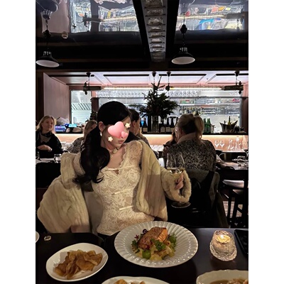 收腰显瘦蝴蝶结V领蕾丝打底衫