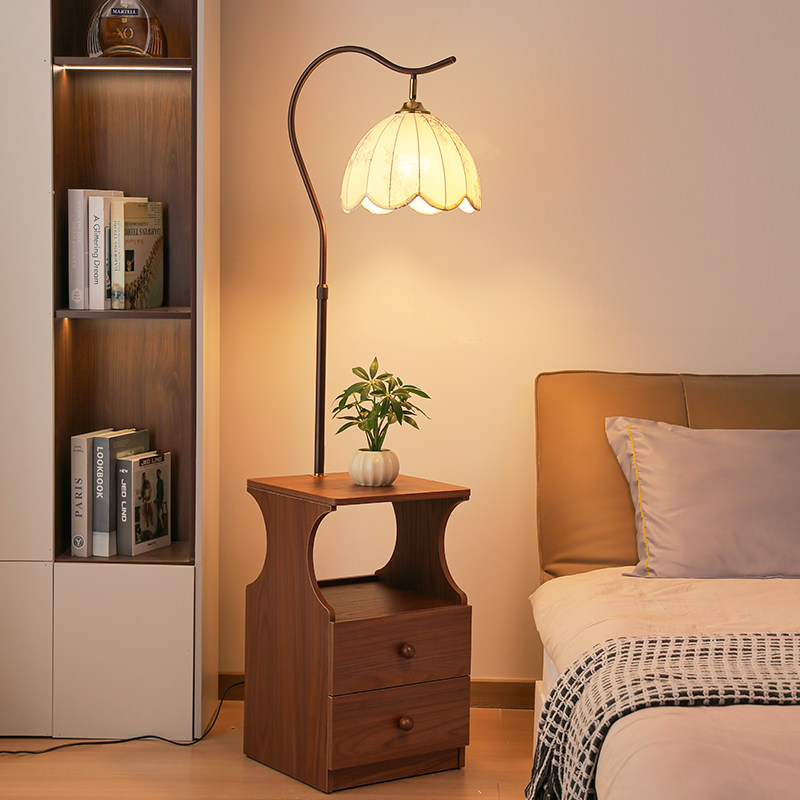 新款中古落地灯客厅沙发旁边置物架氛围感复古卧室床头柜台灯一体