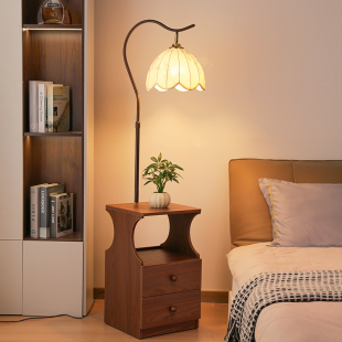 新款中古落地灯客厅沙发旁边置物架氛围感复古卧室床头柜台灯一体