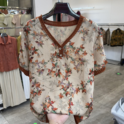 年轻妈妈装V领印花短袖T恤女夏季洋气高贵小衫中老年针织拼接上衣