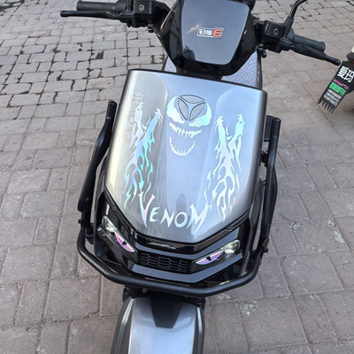 适用于雅迪冠能T35电动车头毒液装饰反光贴车灯夜光立体恶魔眼睛