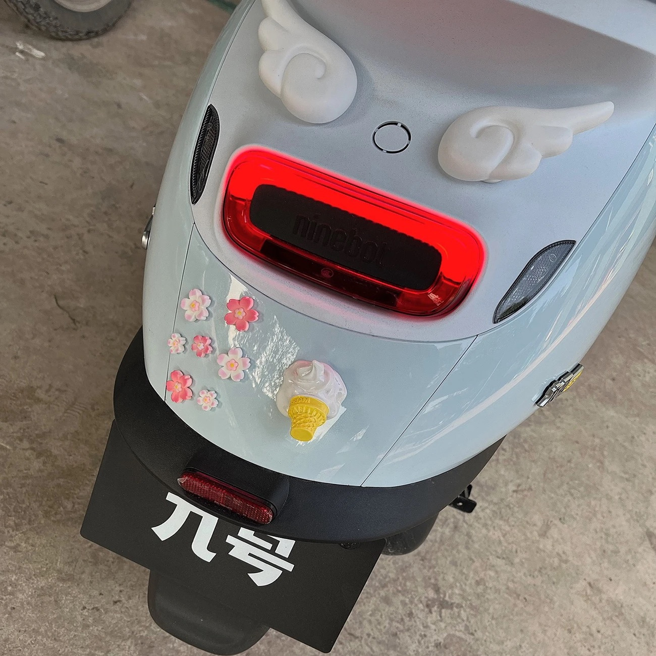 适用于九号Q85c/80c/70c电动车尾仿真花朵贴冰激凌立体装饰配件贴