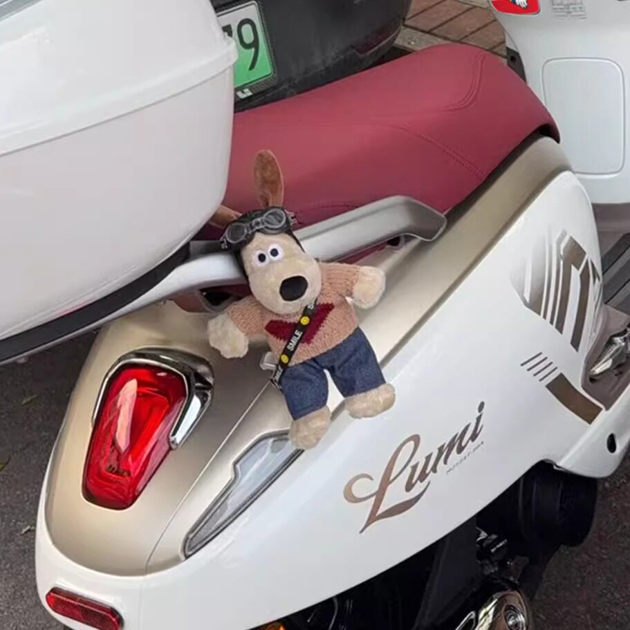 适用豪爵lumi125车身卡通掌门狗公仔摆件饰品摩托车装饰玩偶配件
