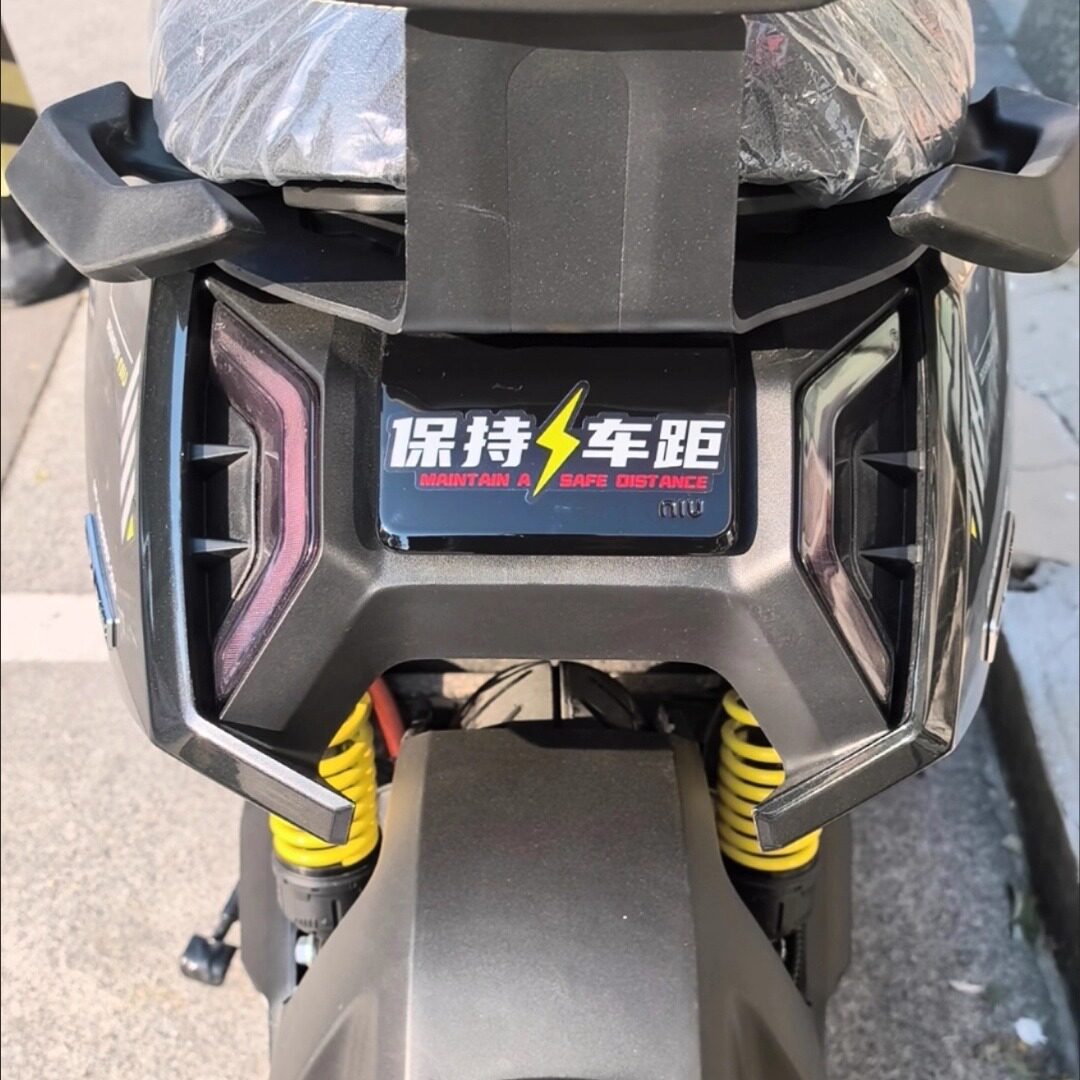 适用于小牛电动车尾部保持车距装饰防水贴纸车头眼镜眉毛饰品配件