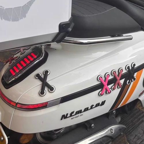 适用于南方飞戈150/250摩托车身立体橡胶鞋带仿真贴划痕遮挡贴纸