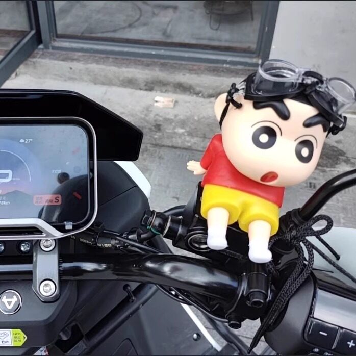 蜡笔小新电动车装饰小配件可爱电瓶摩托车公仔汽车中控台车载摆件