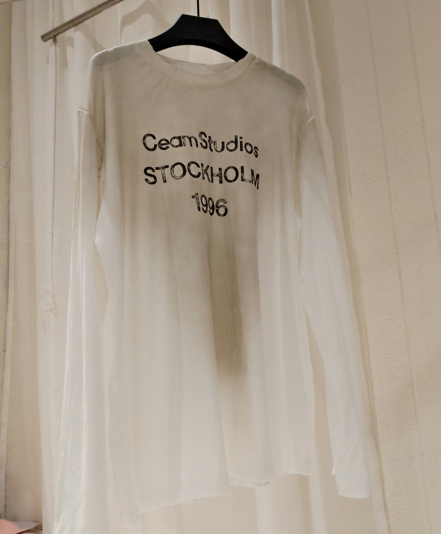 เสื้อยืดแขนยาวพิมพ์ตัวอักษร 1996 สไตล์ใหม่สำหรับฤดูใบไม้ผลิและฤดูร้อน ใส่ได้ทั้งผู้ชายและผู้หญิง ดีไซน์คู่รักแบบเดียวกัน เนื้อผ้าฝ้ายผสมลินิน กันแดด สีสันใหม่แนวทันสมัย